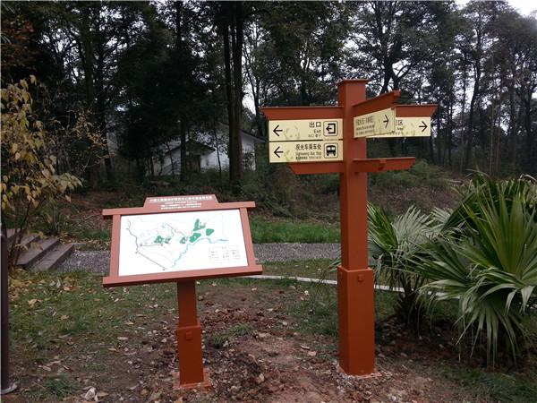 在現(xiàn)代大城市或一些鄉(xiāng)村道路上，合理的價(jià)格路標(biāo)隨處可見。盡管人們在日常生活中并不太注意他們，但大多數(shù)時(shí)候他們會(huì)快速瀏覽一下，獲取他們需要的信息，然后離開。甚至一些未開化的人也樂于破壞這種公共物品。為了引起人們對(duì)導(dǎo)視牌的注意，我們來介紹一下導(dǎo)視牌的具體功能。  首先，導(dǎo)視牌最基本的功能是作為路標(biāo)和導(dǎo)游卡，向來往的人們傳達(dá)各種信息，主要包括重要場所的內(nèi)部結(jié)構(gòu)、周圍道路和交通狀況的說明，以便人們能夠獨(dú)立、快速地找到正確的前進(jìn)方向，這在高速公路或國道上是常見的。不僅如此，它還可以作為一些著名旅游景點(diǎn)附近建筑的文化背景介紹或名人身份介紹的載體，有利于豐富游客的文化背景知識(shí)，是一種優(yōu)秀的文化宣傳手段。此外，標(biāo)有“禁止”字樣的標(biāo)識(shí)，如:禁止吸煙、禁止大聲喧嘩、禁止攝影等。有利于維護(hù)公共秩序，明確告知群眾哪些行為是不允許的，并對(duì)公眾產(chǎn)生約束作用。  其次，著名的導(dǎo)向標(biāo)識(shí)也是美化和豐富空間環(huán)境的工具。它可以填補(bǔ)視覺空白，同時(shí)還可以調(diào)節(jié)和緩解公眾的視覺疲勞。一些路標(biāo)將被設(shè)計(jì)得漂亮可愛，這實(shí)際上是對(duì)環(huán)境的一種點(diǎn)綴，使周圍的環(huán)境更加充滿活力和新鮮。眾所周知，如果你在高速公路上開很長時(shí)間，你會(huì)很累，因?yàn)橹車h(huán)境太單一。 然而，導(dǎo)向標(biāo)識(shí)可以給司機(jī)提供一定的距離或各種各樣的當(dāng)?shù)匦畔?，這可以使每個(gè)人的注意力暫時(shí)轉(zhuǎn)移，并很容易引起與車內(nèi)乘客的話題?？偠灾?，導(dǎo)視牌在人們的日常生活中非常重要。沒有它，人們將很難找到前進(jìn)的正確方向，空間環(huán)境將不會(huì)豐富和美麗。  因此，平時(shí)人們應(yīng)該愛護(hù)公共場所的導(dǎo)向標(biāo)識(shí)，不要讓它們成為自己享樂的代價(jià)，充分發(fā)揮它們的使用價(jià)值。